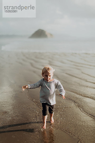 Kleinkind läuft am Strand  Morro Bay  Kalifornien  Vereinigte Staaten