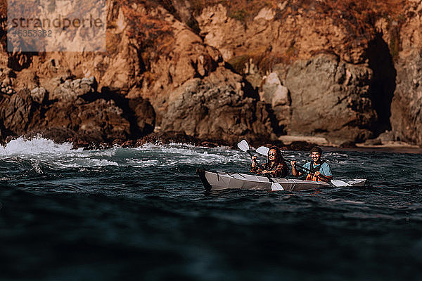 Freunde beim Kajakfahren auf See  Big Sur  Kalifornien  Vereinigte Staaten