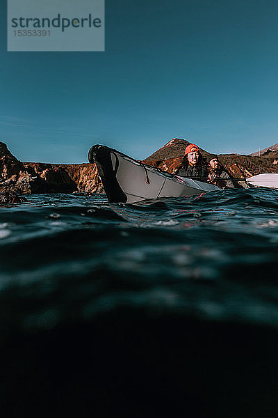 Freunde beim Kajakfahren auf See  Big Sur  Kalifornien  Vereinigte Staaten