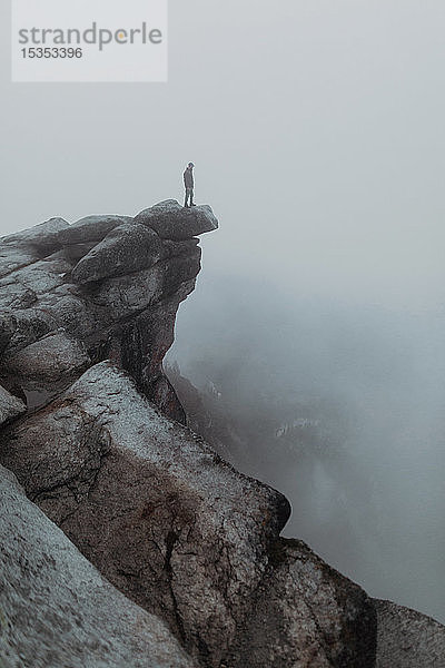 Wanderer genießt Aussicht auf nebeldurchzogenes Tal  Yosemite National Park  Kalifornien  Vereinigte Staaten