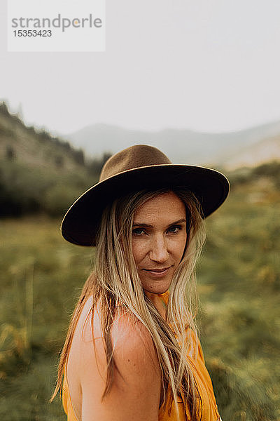 Mittlere erwachsene Frau mit Filzhut im ländlichen Tal  Porträt  Mineral King  Kalifornien  USA