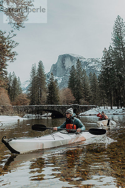 Freunde beim Kajakfahren auf dem See  Yosemite Village  Kalifornien  Vereinigte Staaten