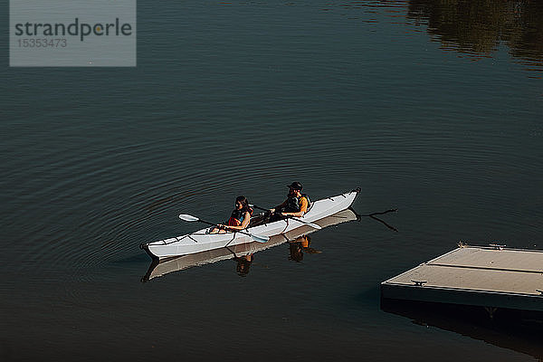 Freunde beim Kajakfahren auf dem See  Kaweah  Kalifornien  Vereinigte Staaten