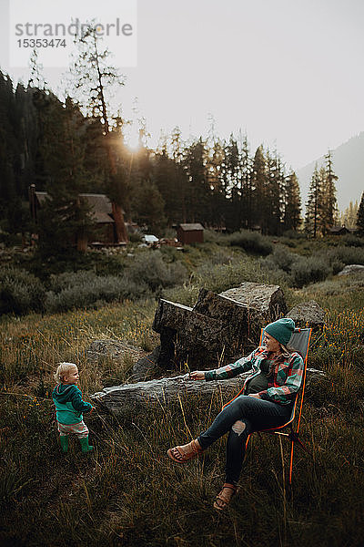 Mutter entspannt sich mit Kleinkind-Tochter in ländlichem Tal  Mineral King  Kalifornien  USA