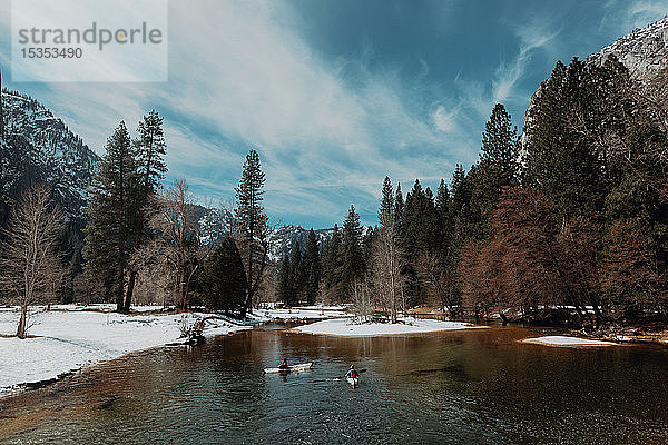 Freunde beim Kajakfahren auf dem See  Yosemite Village  Kalifornien  Vereinigte Staaten