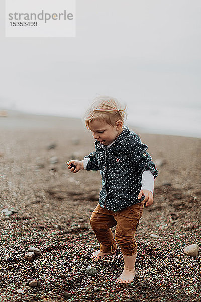 Kleinkind spielt am Strand