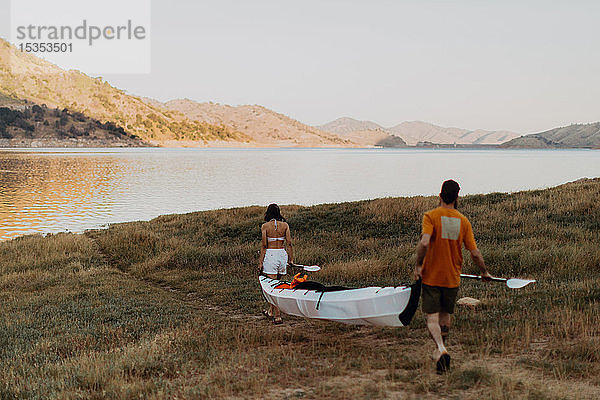 Ehepaar trägt Kajak zum See  Kaweah  Kalifornien  Vereinigte Staaten