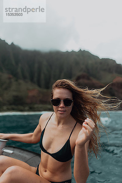 Frau genießt Bootsfahrt  Princeville  Hawaii  USA