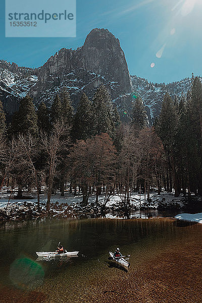 Freunde beim Kajakfahren auf dem See  Yosemite Village  Kalifornien  Vereinigte Staaten