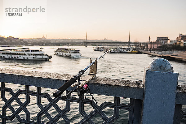 Angelrute  Galata-Brücke  Karaköy  Türkei