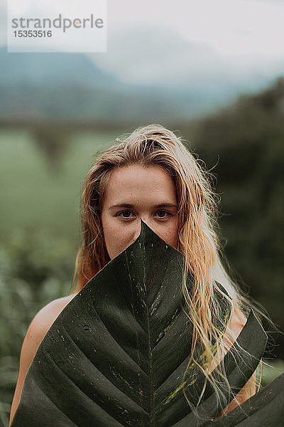 Frau im Bikini mit großem Blatt in der Hand  Princeville  Hawaii  US