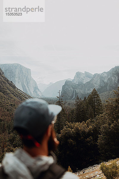 Wanderer erkundet Naturschutzgebiet  Yosemite National Park  Kalifornien  Vereinigte Staaten