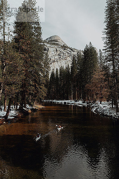 Freunde beim Kajakfahren auf dem See  Yosemite Village  Kalifornien  Vereinigte Staaten