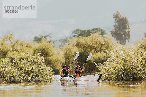 Freunde beim Kajakfahren auf dem See  Kaweah  Kalifornien  Vereinigte Staaten