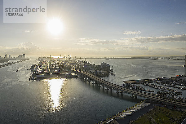 Hafen von Miami bei Sonnenuntergang  Luftaufnahme  Miami  Florida  Vereinigte Staaten