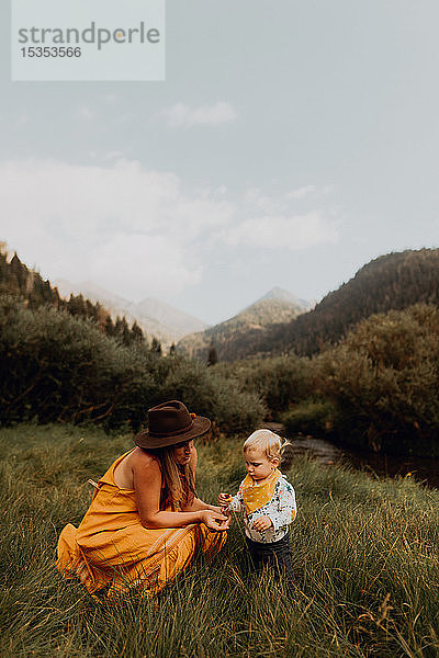 Mutter betrachtet Wildblume mit Kleinkind-Tochter im ländlichen Tal  Mineral King  Kalifornien  USA