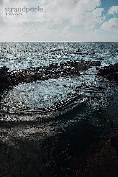 Schwimmer im geschlossenen Meeresbecken  Princeville  Hawaii  USA