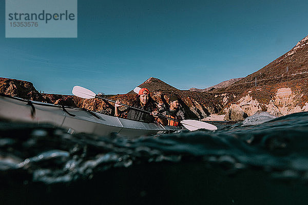 Freunde beim Kajakfahren auf See  Big Sur  Kalifornien  Vereinigte Staaten