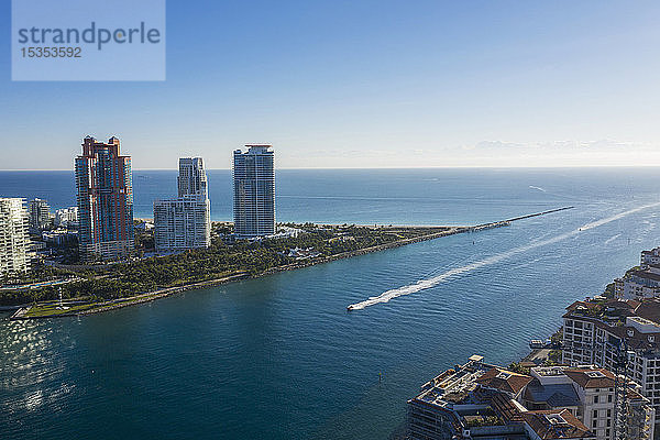 Wolkenkratzer an der Küste von Miami Beach  Luftaufnahme  Miami  Florida  Vereinigte Staaten