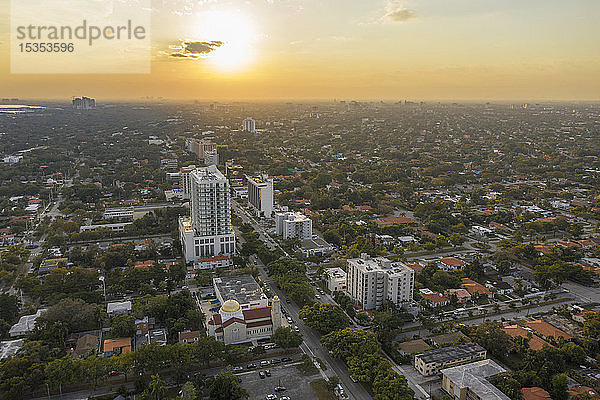 Stadtbild bei Sonnenuntergang  Luftaufnahme  Miami  Florida  Vereinigte Staaten