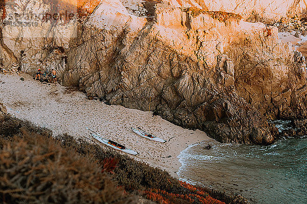 Freunde vertäuen Kajak in der Lagune  Big Sur  Kalifornien  Vereinigte Staaten