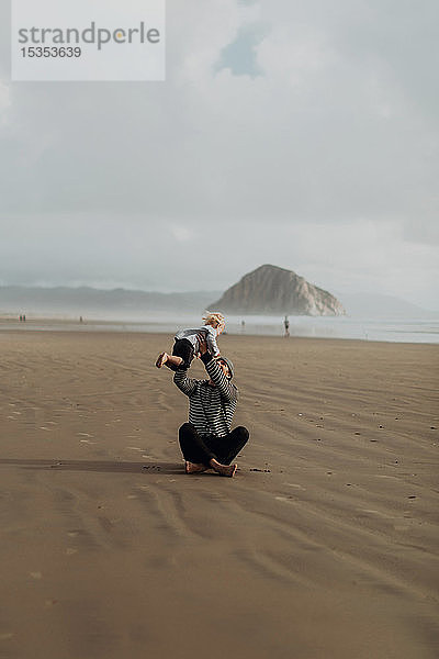 Vater und Kleinkind spielen am Strand  Morro Bay  Kalifornien  Vereinigte Staaten