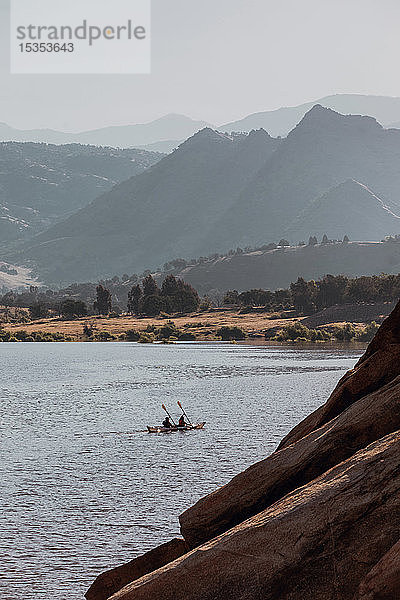 Freunde beim Kajakfahren auf dem See  Kaweah  Kalifornien  Vereinigte Staaten