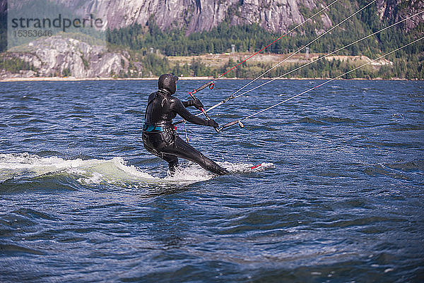 Mann beim Drachensurfen im Meer  Squamish  Kanada