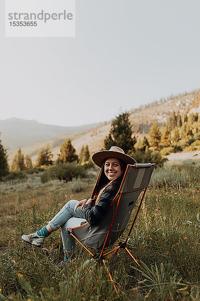 Junge Frau  die vom Liegestuhl im ländlichen Tal zurückblickt  Porträt  Mineral King  Kalifornien  USA