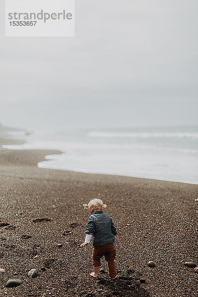 Kleinkind spielt am Strand