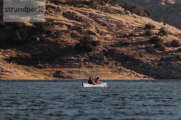 Freunde beim Kajakfahren auf dem See  Kaweah  Kalifornien  Vereinigte Staaten