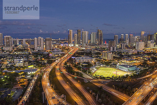 Autobahnkreuzungen  die mit dem Highway US 1 durch die Innenstadt von Miami bei Nacht zusammenlaufen  Luftaufnahme  Miami  Florida  Vereinigte Staaten