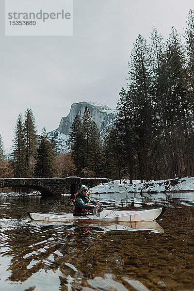 Kajak fahrender Mann auf See  Yosemite Village  Kalifornien  Vereinigte Staaten