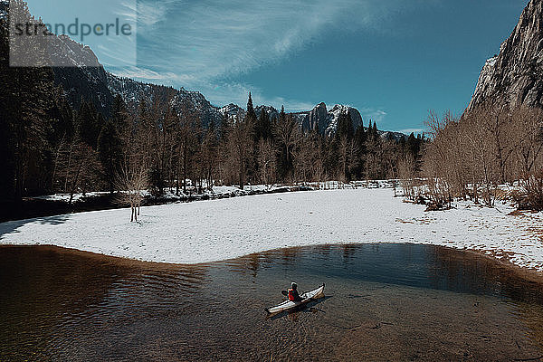 Kajak fahrender Mann auf See  Yosemite Village  Kalifornien  Vereinigte Staaten