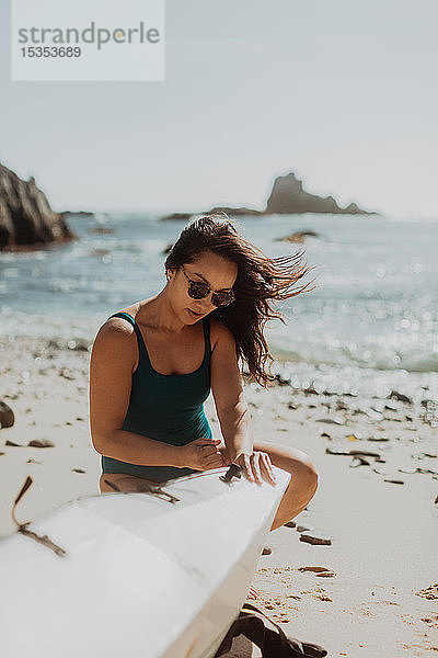 Frau bereitet Kajak am Strand vor  Big Sur  Kalifornien  Vereinigte Staaten
