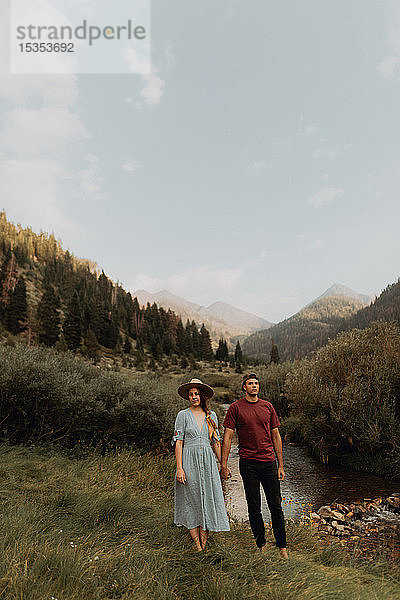 Junges Paar hält Händchen am ländlichen Fluss  Porträt  Mineral King  Kalifornien  USA