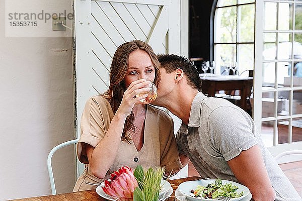 Mann küsst Frau im Restaurant auf die Wange  Kapstadt  Südafrika