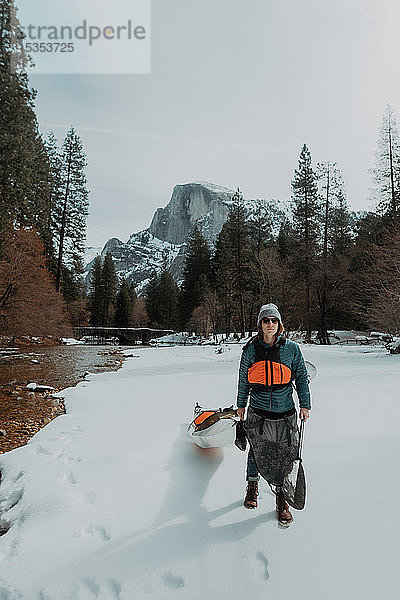 Mann schleppt Kajak über Schnee  Yosemite Village  Kalifornien  Vereinigte Staaten