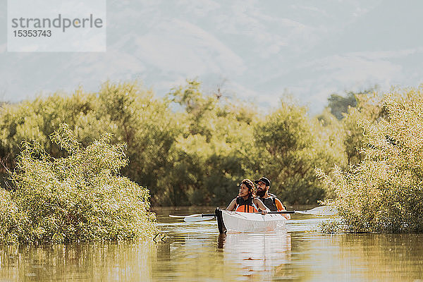 Freunde beim Kajakfahren auf dem See  Kaweah  Kalifornien  Vereinigte Staaten