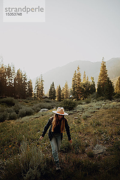 Junge Frau in Stetson bei einem Spaziergang im ländlichen Tal  Mineral King  Kalifornien  USA