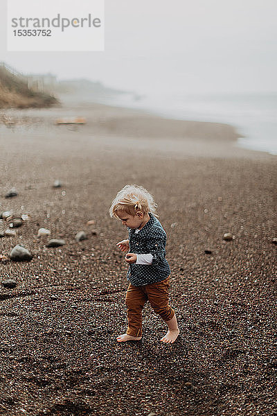 Kleinkind spielt am Strand