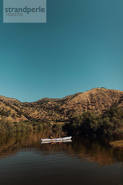 Freunde beim Kajakfahren auf dem See  Kaweah  Kalifornien  Vereinigte Staaten