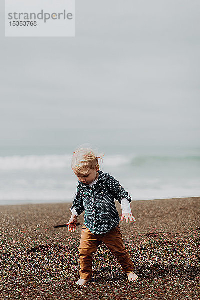 Kleinkind spielt am Strand