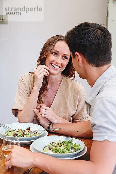 Ehepaar beim Salatessen