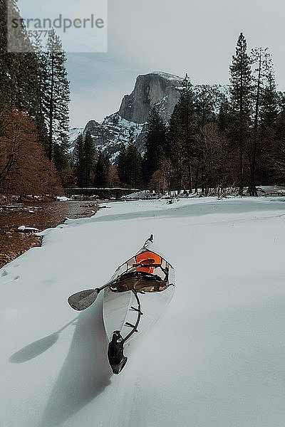 Kajak mit Ruder auf Schnee vertäut  Yosemite Village  Kalifornien  Vereinigte Staaten