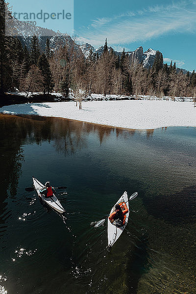 Freunde beim Kajakfahren auf dem See  Yosemite Village  Kalifornien  Vereinigte Staaten