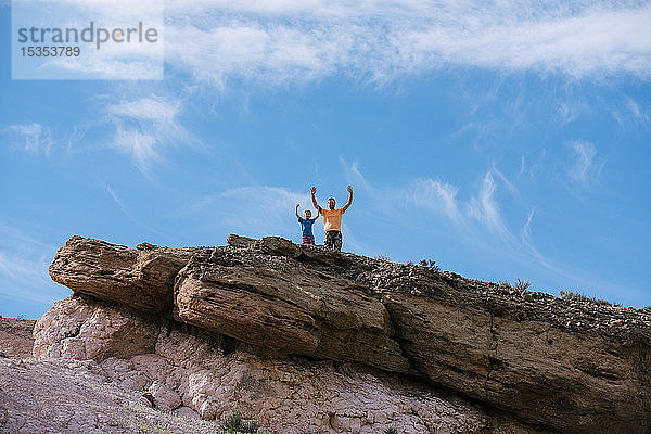 Vater und Sohn jubeln auf dem Gipfel  Red Rock Canyon  Cantil  Kalifornien  Vereinigte Staaten