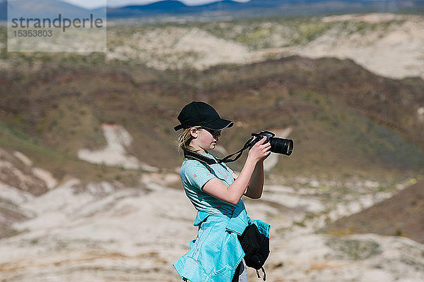 Mädchen beim Fotografieren der Ansicht  Red Rock Canyon  Cantil  Kalifornien  Vereinigte Staaten