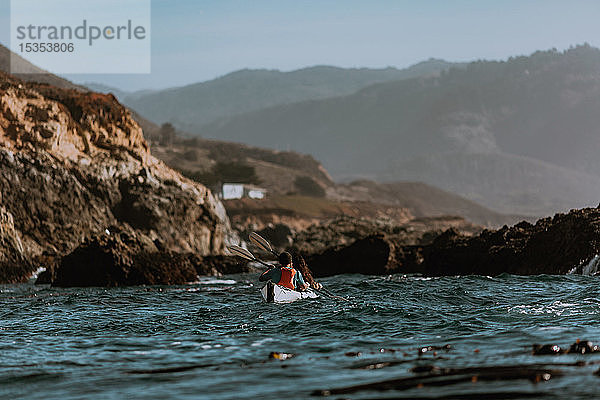 Freunde beim Kajakfahren auf See  Big Sur  Kalifornien  Vereinigte Staaten