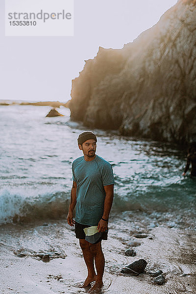 Mann am Strand entspannen  Big Sur  Kalifornien  Vereinigte Staaten
